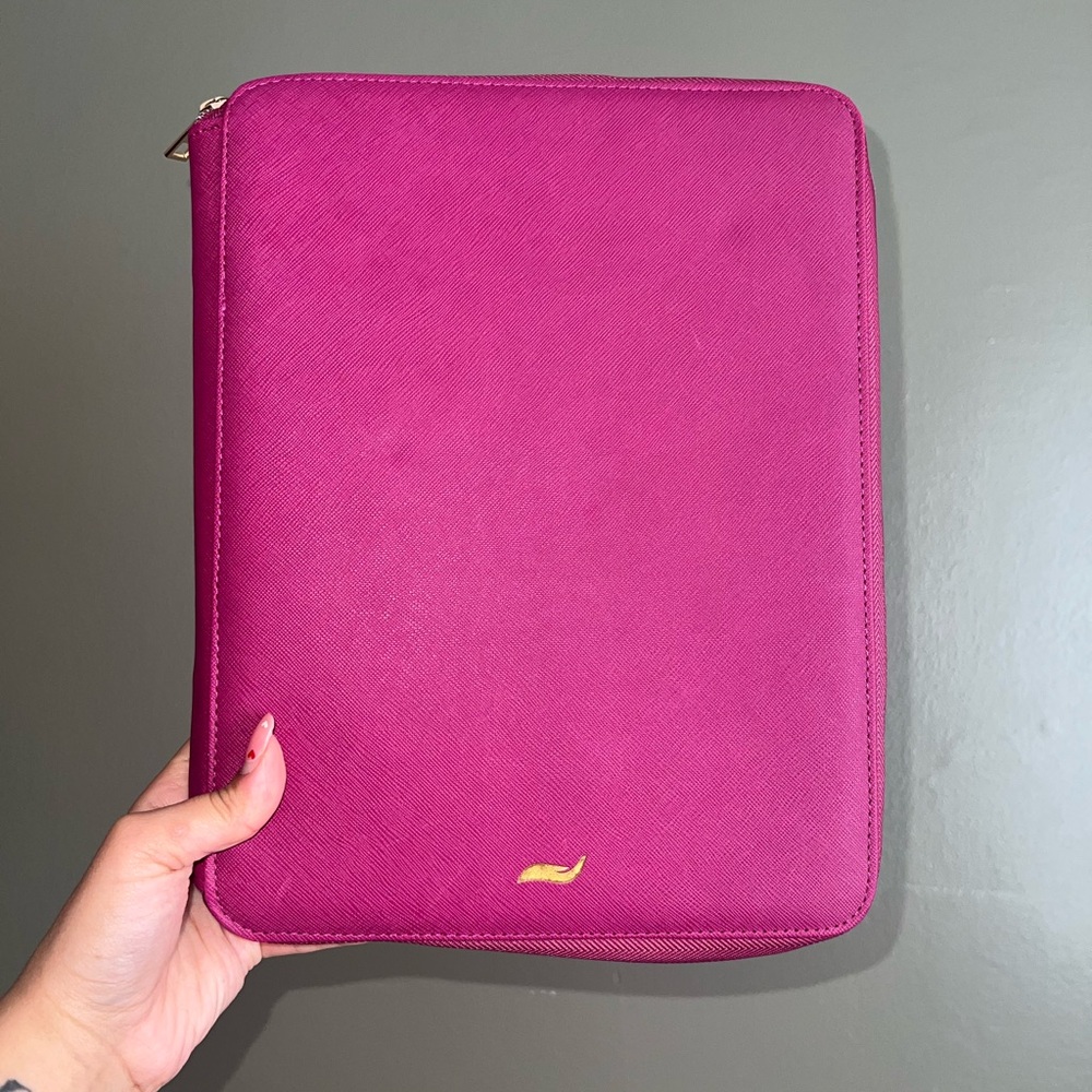 Leather portfolio with zipper closure